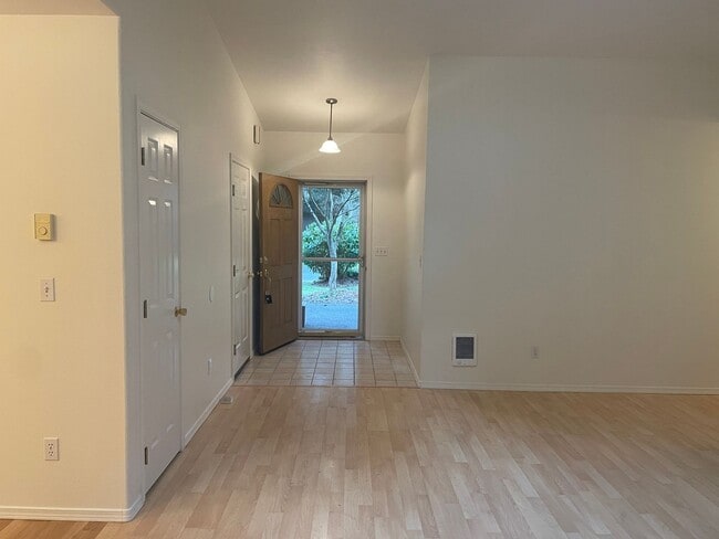 Foto del edificio - Spacious Clinton Home with New Upgrades!