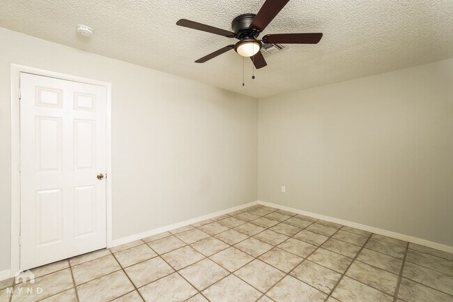 Building Photo - 6009 Applegate Dr