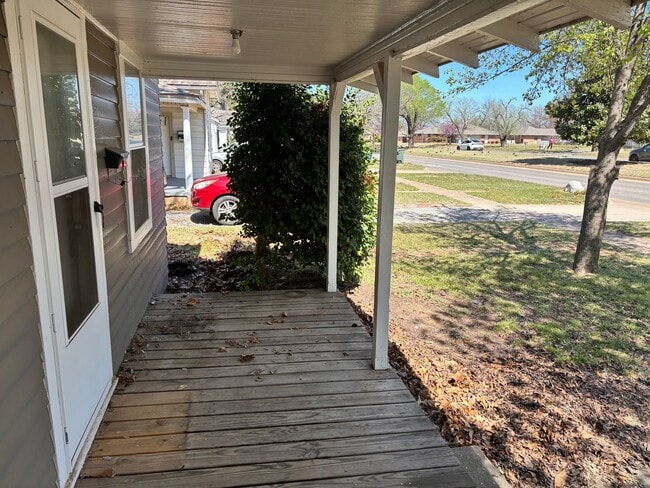 Building Photo - 2-Bedroom, 1-Bathroom Duplex with central heat and air