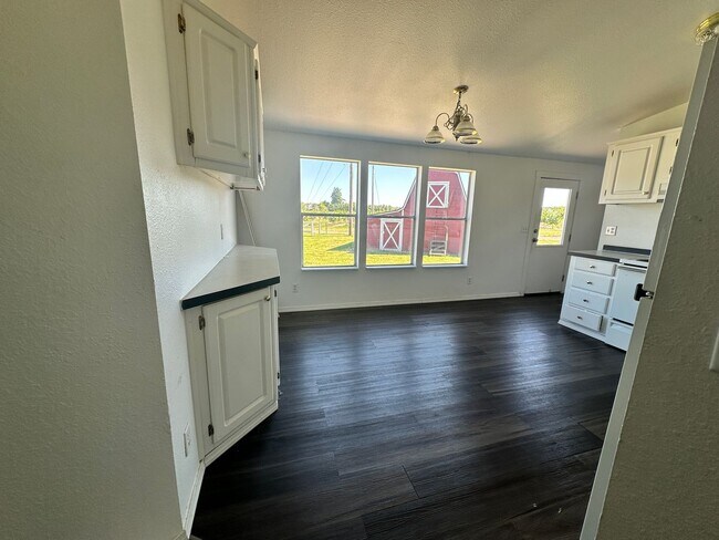 Foto del edificio - 4655 NE Elliott Cir