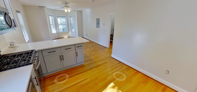 Foto del edificio - Private room in 4 bedroom Somerville Apart...