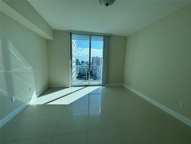 Foto del edificio - 185 SW 7th St