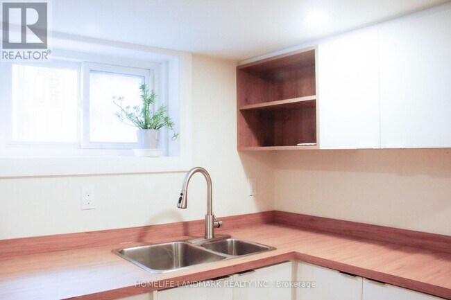 Building Photo - 65 Glenwood Crescent