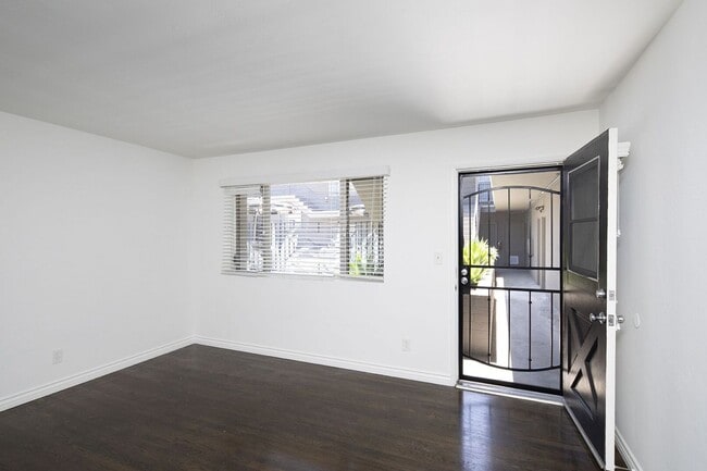 Interior Photo - Talmadge Pacific Apartments