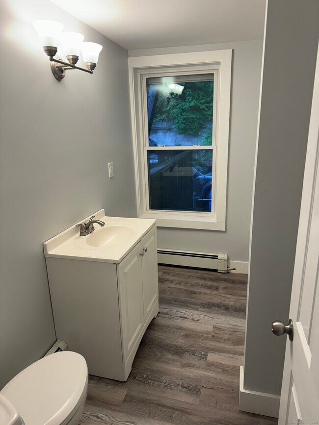 Foto del edificio - 94 W Main St