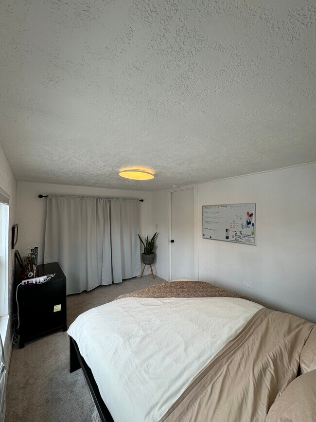 Foto del edificio - 1027 E Emerson Ave