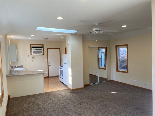 livingroom/kitchen - 3006 S Wells St