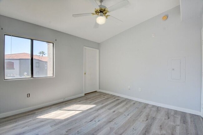 Building Photo - Stunning, Recently updated 2nd-floor condo is located in the coveted & gated community of Horizon...