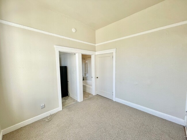 Photo - Adorable studio in the Heart of Hayes Vall... Apartment