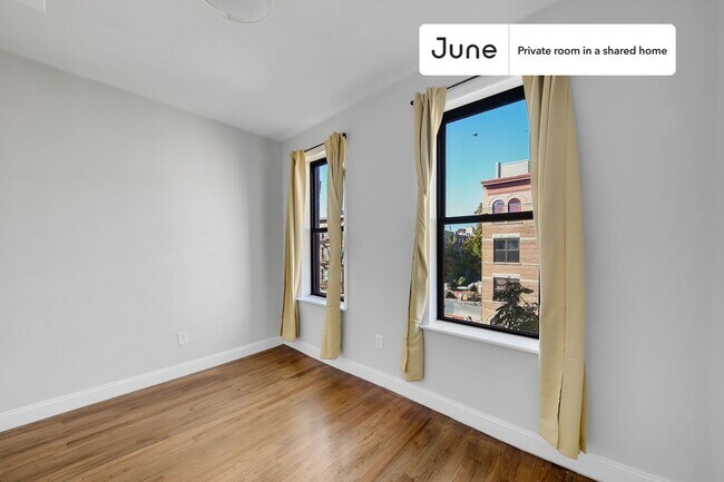 Foto del edificio - Private bedroom in 4 bed/1 bath Home