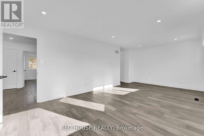 Building Photo - 985 Sandcliff Dr