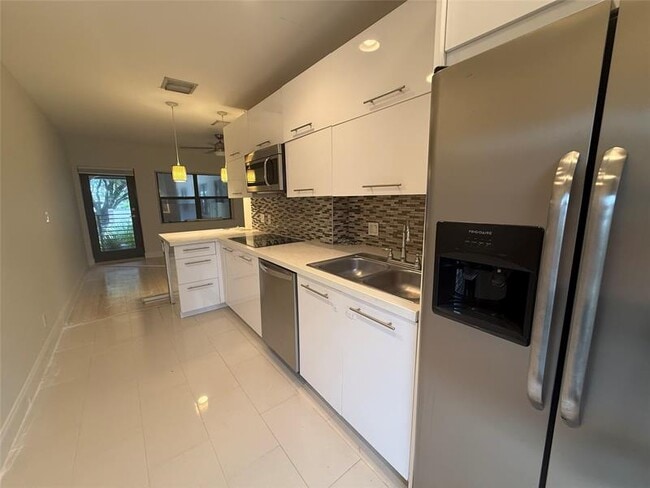 Building Photo - 1109 E Broward Blvd