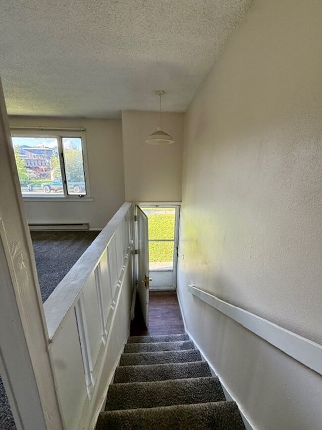 Building Photo - 3 Bedroom, 2 Bathroom Duplex- 5 minute wal...