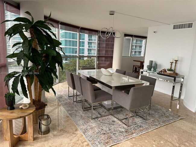 Building Photo - 2025 Brickell Ave