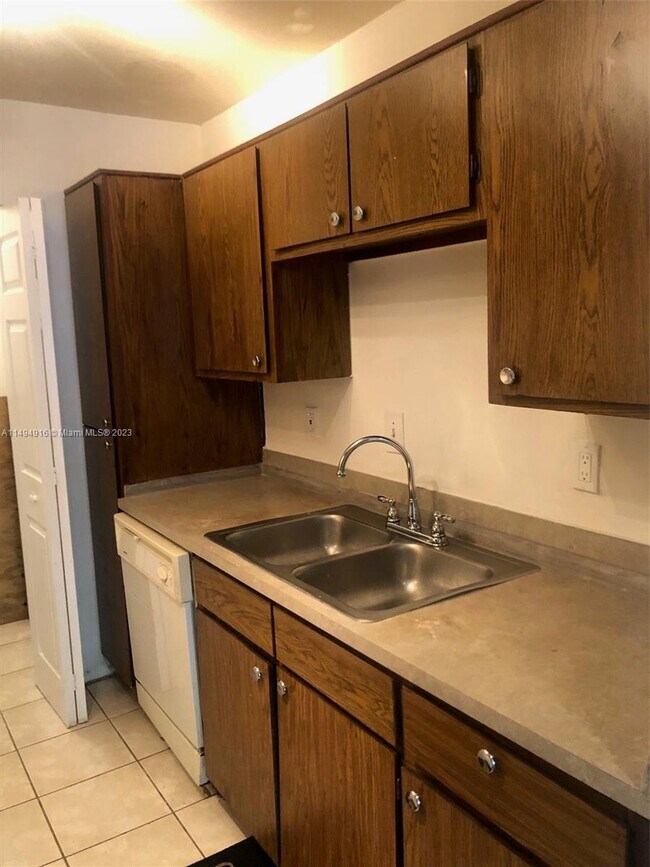 Foto del edificio - 8757 NW 39th St