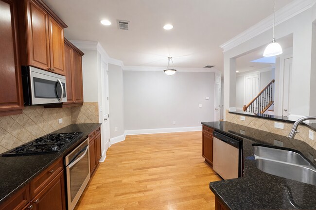 Foto del edificio - Gated Johns Creek Townhome Offering Space, Privacy, and Everyday Convenience