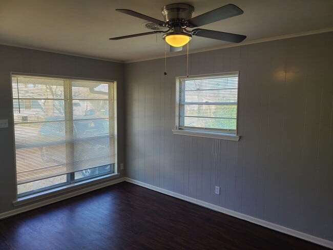Building Photo - 604 Ellen Dr