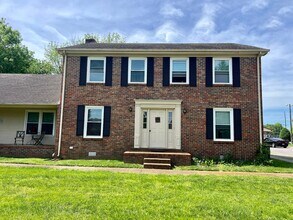 Building Photo - 860 Village Ct