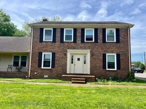 Building Photo - 860 Village Ct