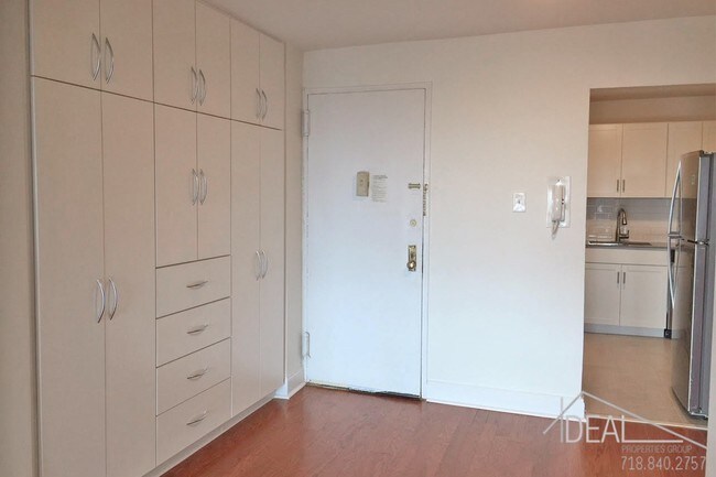 Building Photo - Large 3 bedroom in Heart of Canarsie