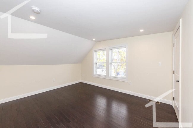 Building Photo - Charming 4 Bedroom