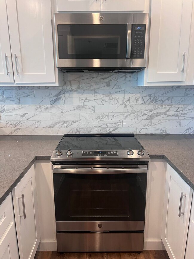 Foto del edificio - Spacious 1 Bedroom with Tons of Light, High Ceilings & Full Size Washer/Dryer Inside