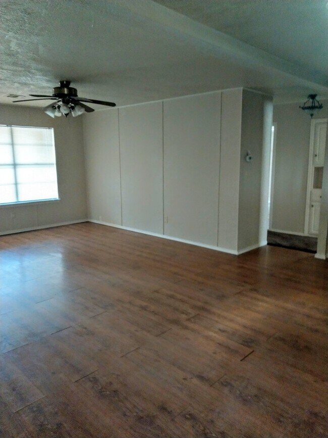 Foto del edificio - Newly remodeled 2 bed, 2 bath, 2 car garag...