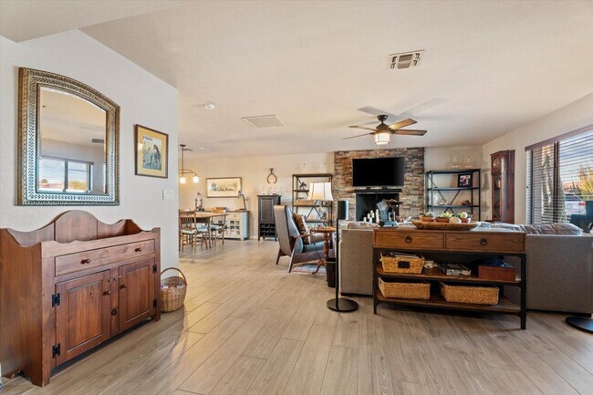 Building Photo - 8543 E Jackrabbit Rd