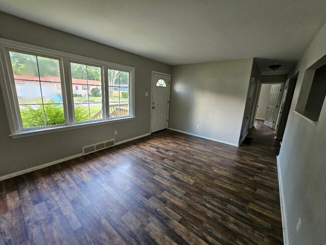 Building Photo - 1467 Broadlawns Ln