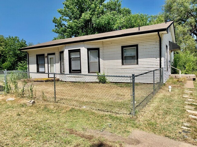 Building Photo - 2 or 3 bed/1 bath house in Indian Hills av...