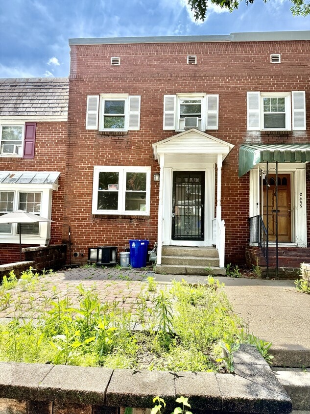 Primary Photo - 2457 Mercer St