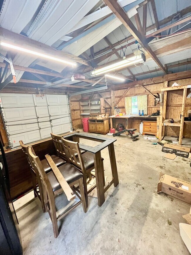 Building Photo - 3 Bedroom, 2 Bathroom Single Family Home i...