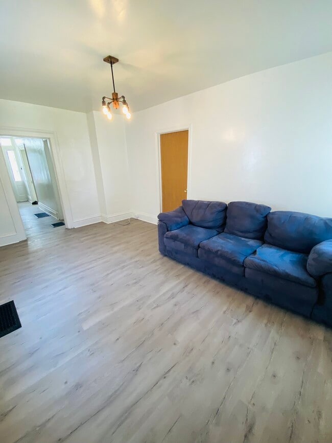 Foto del edificio - 220 E Davenport St