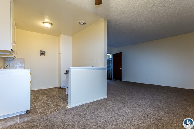 Foto del edificio - 10955 Pioneer Blvd