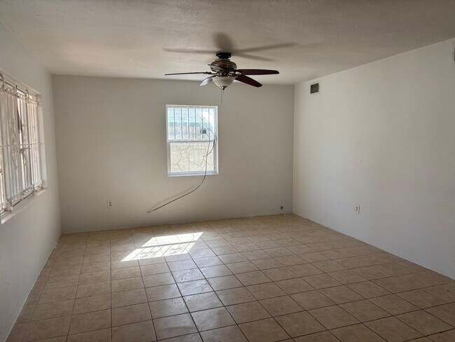 Building Photo - 2303 Chacon St
