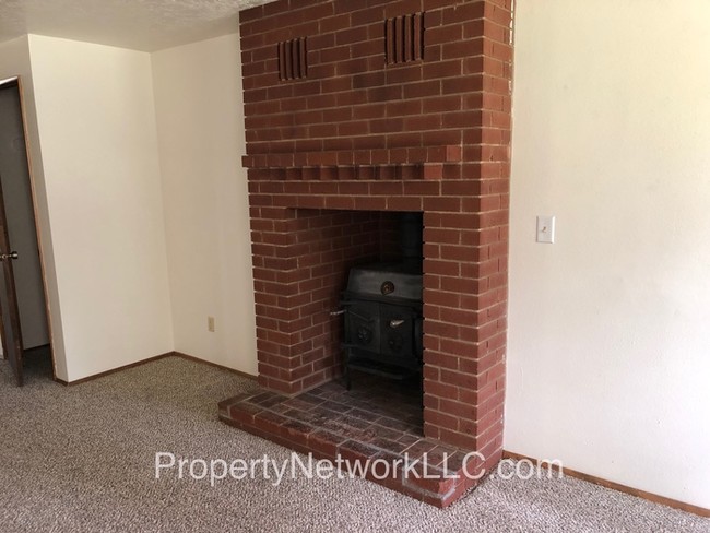 Building Photo - Great 2 Bedroom Duplex in Sandy