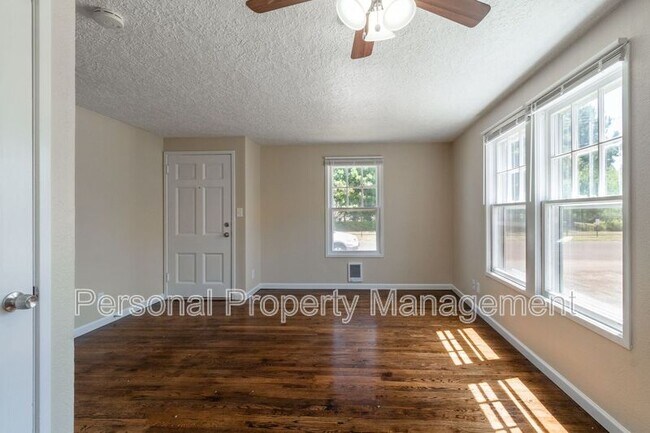 Foto del edificio - 3108 Thompson Ave