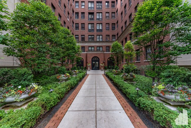 Building Photo - Prime Lincoln Park Condo