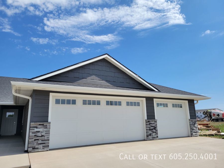 Primary Photo - Like New 3 Bd 2 Bath Townhouse with 3-stal...