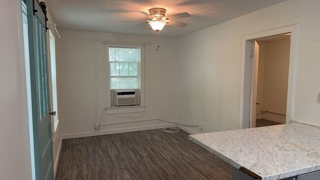 Building Photo - 1511 Molitor Ave