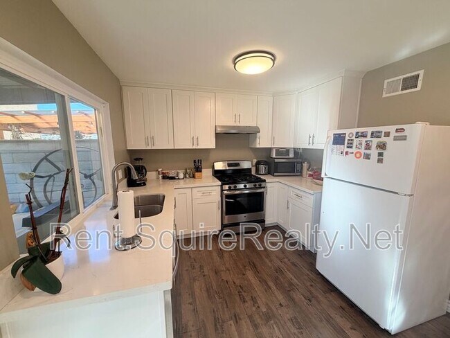 Foto del edificio - 1149 N Barston Ave