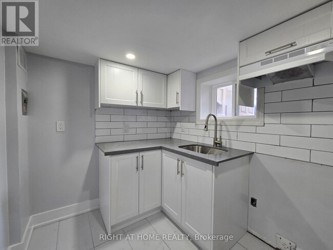 Building Photo - 984 Ossington Ave