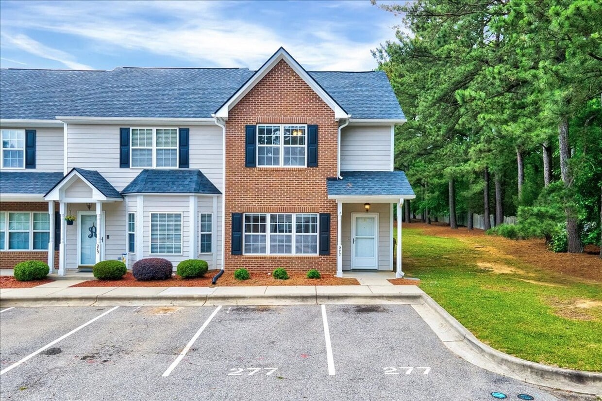 Foto principal - Updated 2 Bedroom Townhouse in Clayton