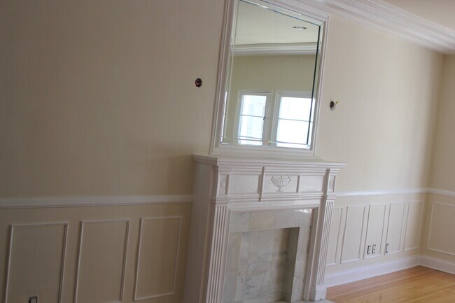 Building Photo - 9947 Robbins Dr