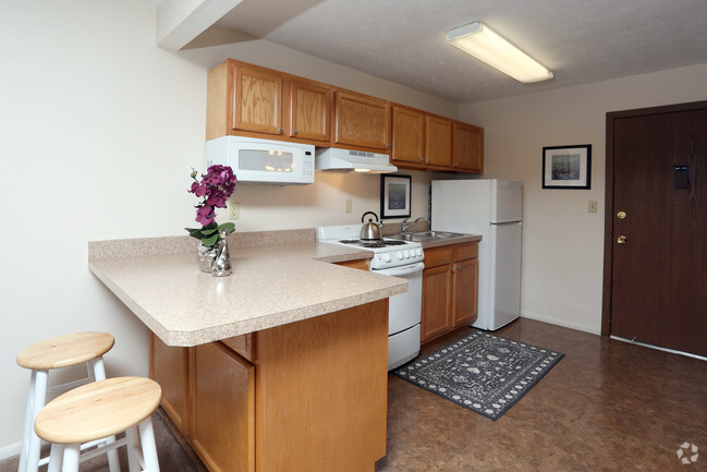 Studio dining area and kitchen - Peppertree