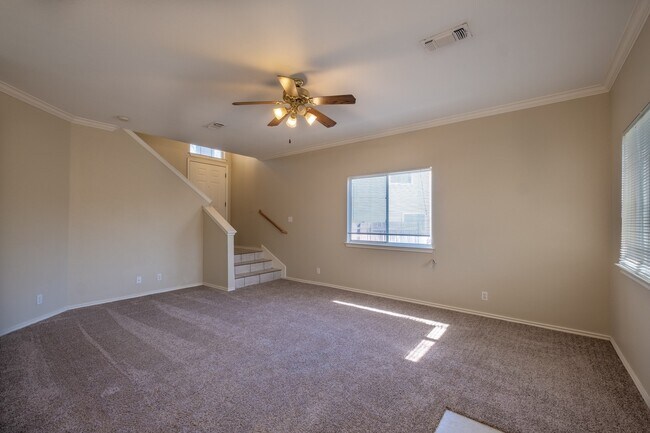 Foto del edificio - Spacious 3 Bedroom, 3.5 Bath Two-Story Dup...