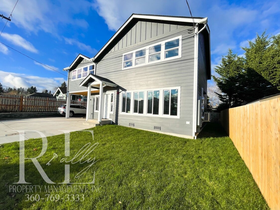 Fully Renovated Upper Unit with Modern Finishes & A/C - Fully Renovated Upper Unit with Modern Finishes & A/C