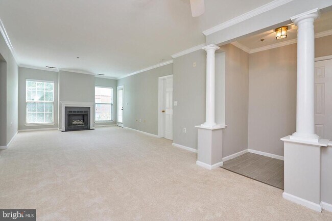 Foto del edificio - 6990 Falls Reach Dr