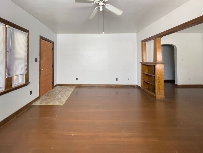 Building Photo - PRELEASING for AUGUST! Close to Campus: In...