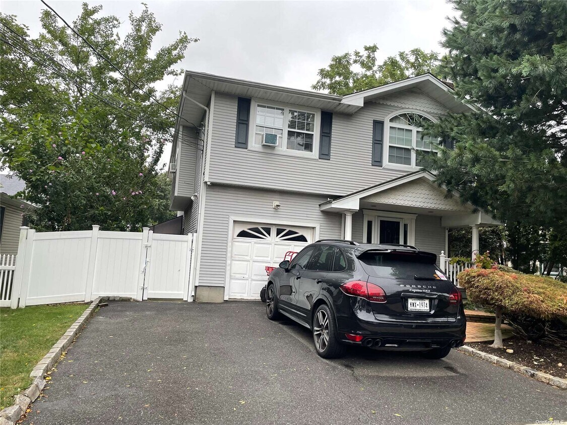 20 Mckinley Ave, Hicksville, NY 11801 Room for Rent in Hicksville, NY